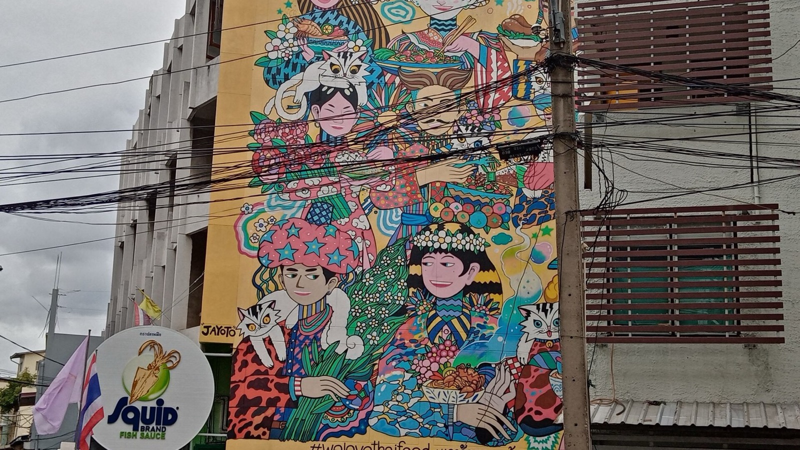 방콕 차이나타운 딸랏너이 골목 산책: 녹슨 엔진과 강변 빈티지 카페의 반전 매력