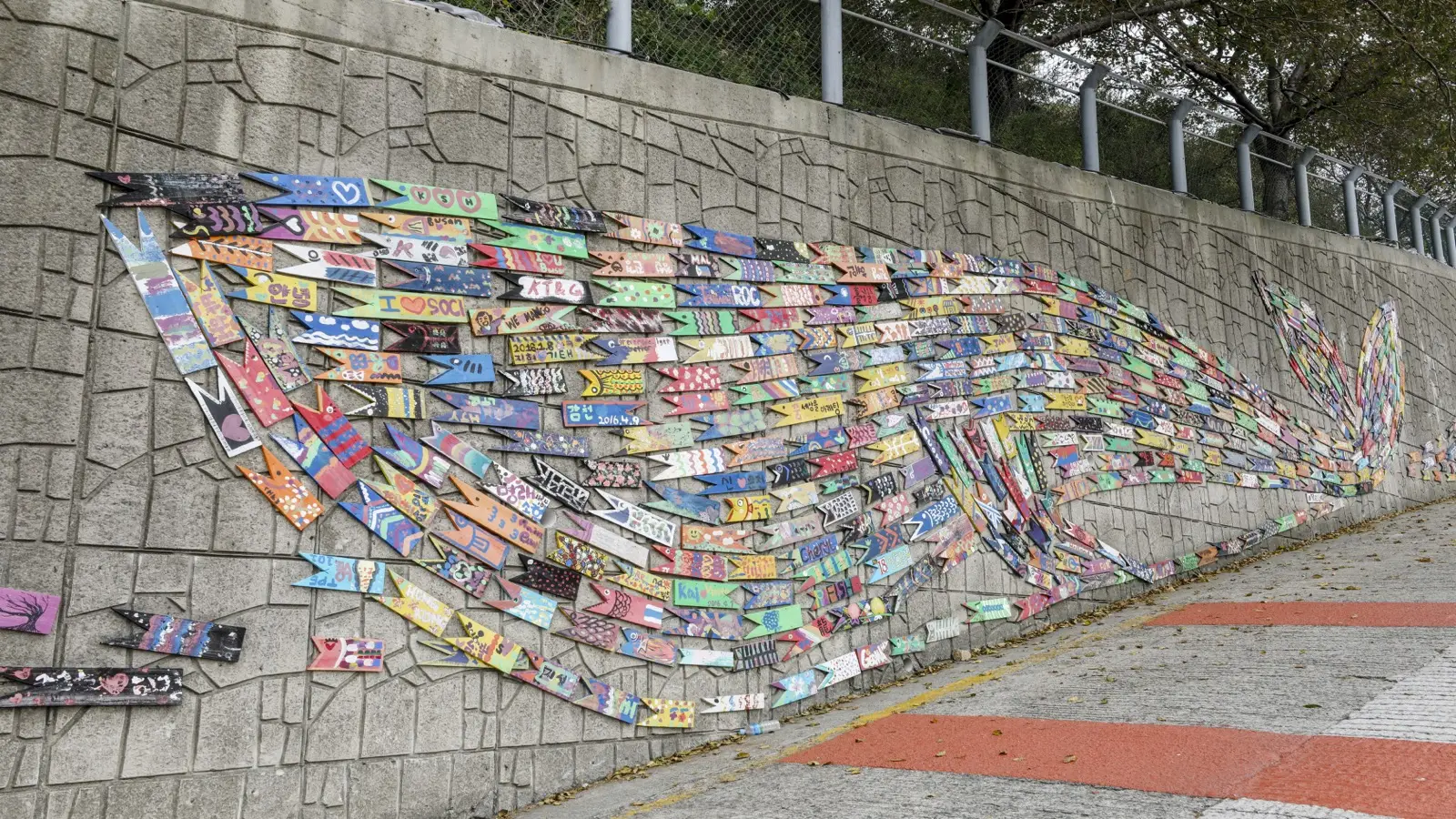 파스텔톤 계단식 가옥들이 산비탈을 수놓은 감천문화마을 어린왕자 동상 포토존 골목길