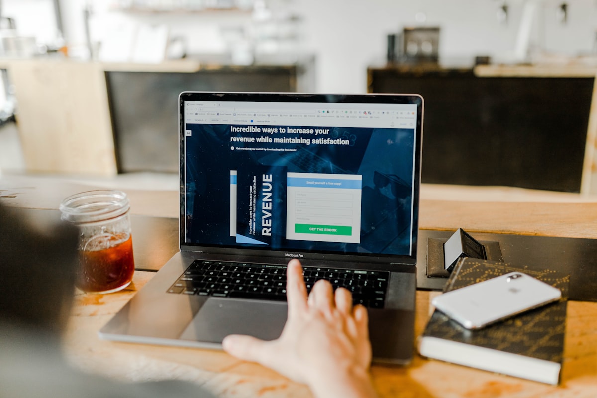 Zero-foreign-transaction-fee travel cards and multi-currency billing optimization