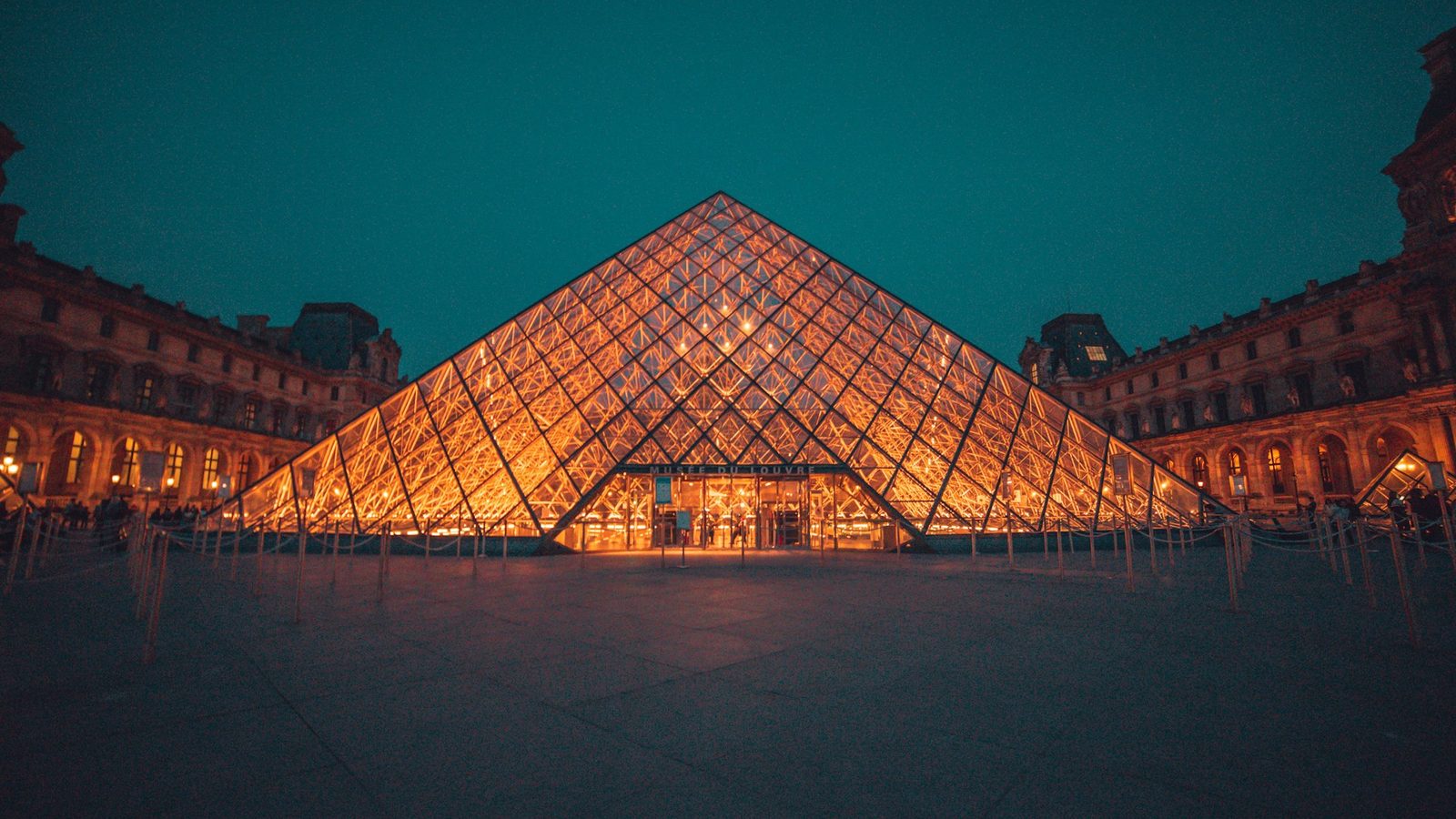 Mastering Overseas Museum and Landmark Bookings: Timed Slots and Cancelled Ticket Hacks
