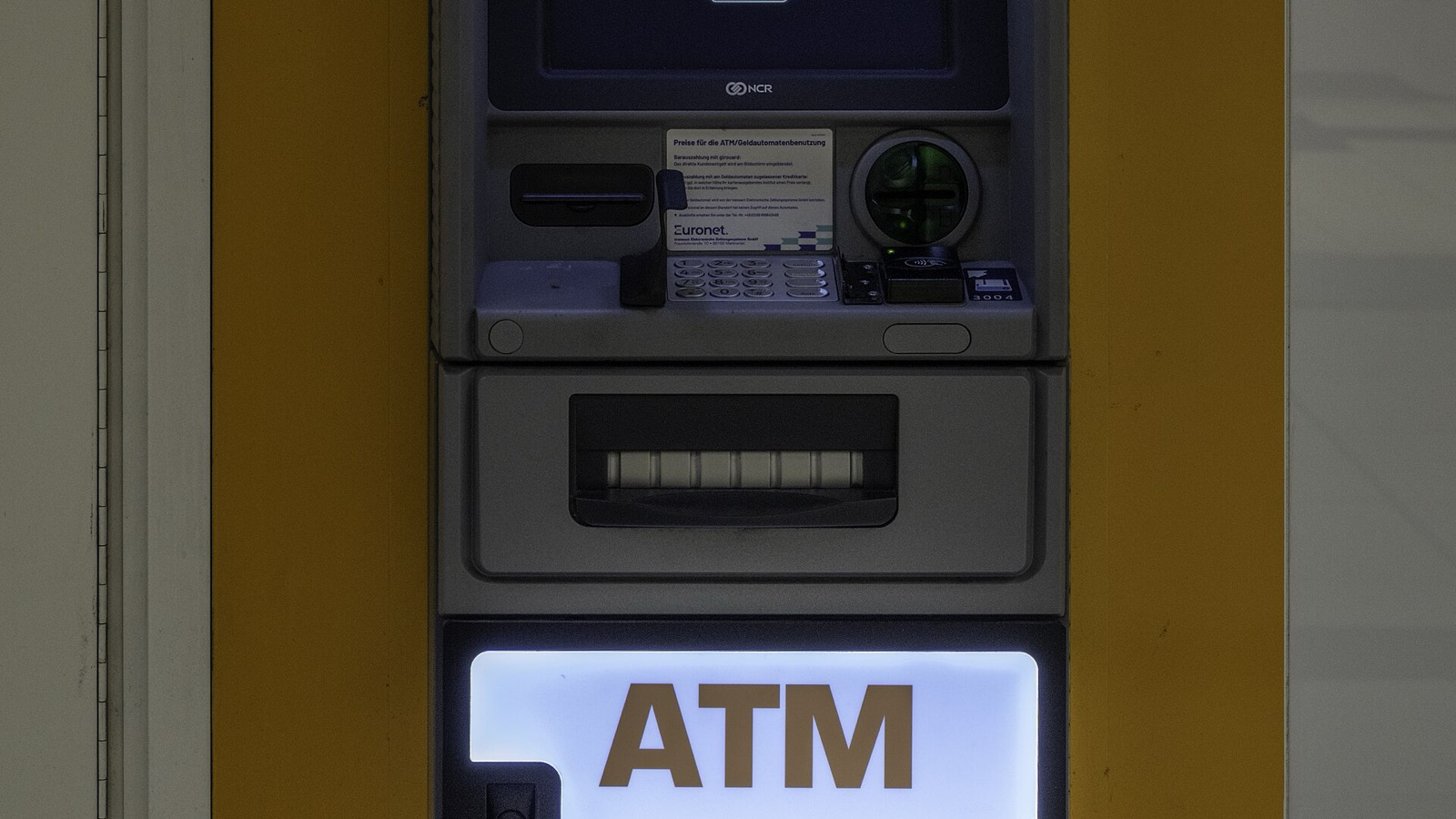 해외 ATM 현금 인출 5대 함정: 현지 사설 ATM 수수료 폭탄·DCC 이중 환전 거절법과 트래블카드 출금 기술