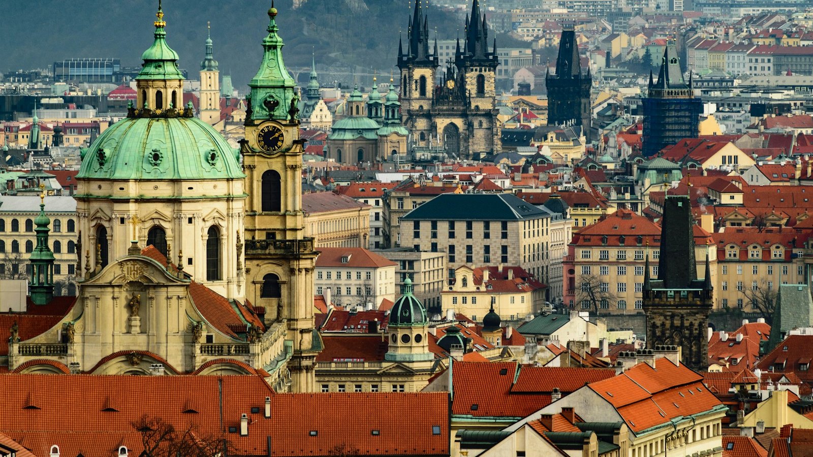 プラハ・マラー・ストラナ静寂の朝歩き：カレル橋の朝霧と赤屋根の路地、カフカが愛した迷宮