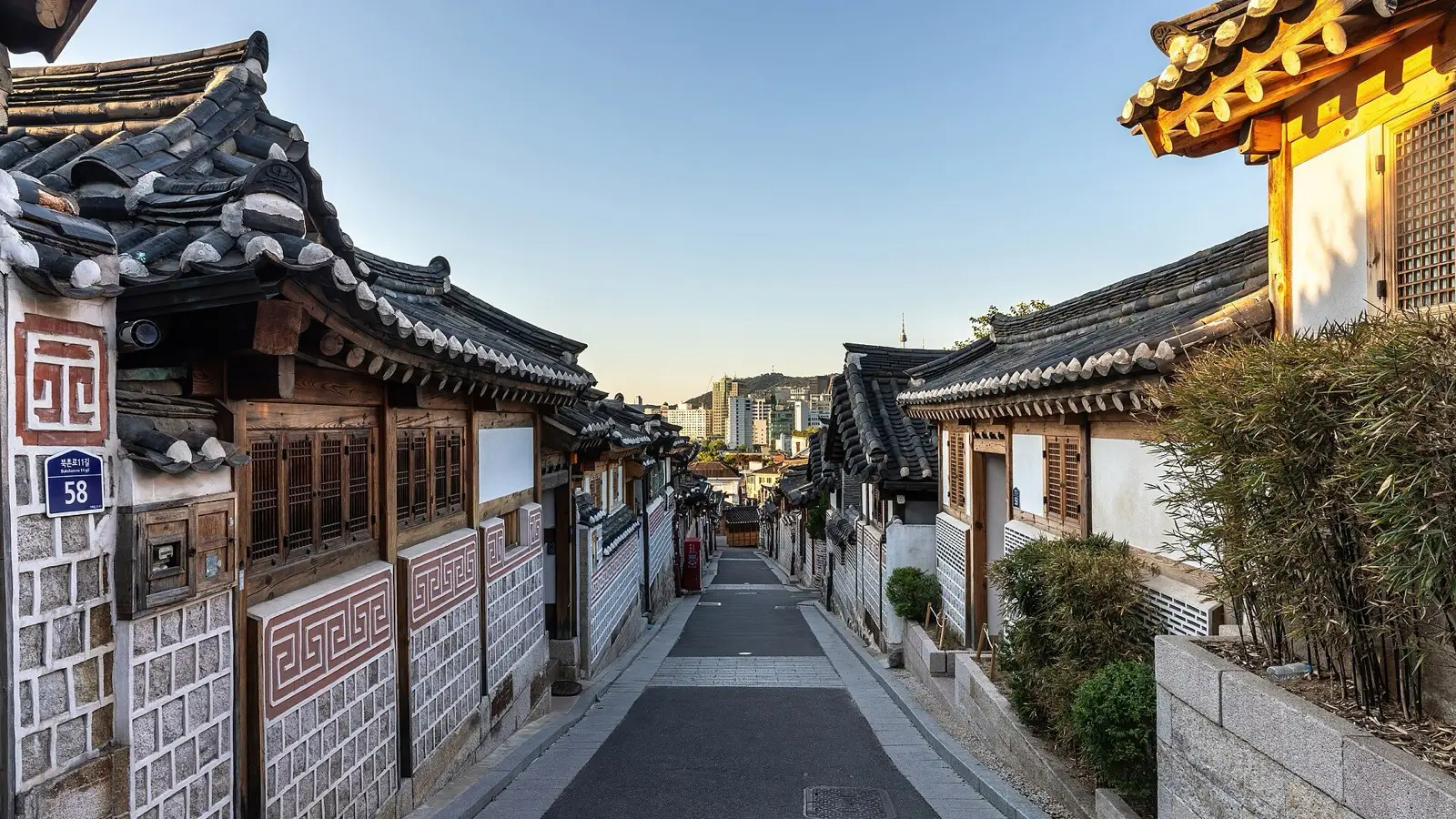 서울 북촌 한옥스테이 & 성수동 크래프트 골목 완벽 바이블: 100년 기와 아래의 미학과 예약 비결