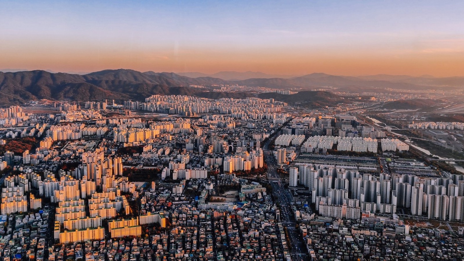 Seoul Neighborhoods Guide: Hongdae, Myeongdong, Seongsu, and Bukchon Area Breakdown