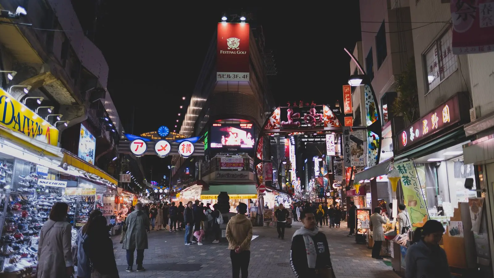 庶民居酒屋與懷舊商店街燈火通明的上野阿美橫丁熱鬧夜市街景